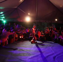 Dançarino no palco do Ball de Todas as Cores, segunda edição, no Beco da Codorna