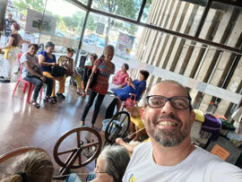 Selfie de Rômulo Vaz em atividade da 'Feira da Jornada da Solidariedade' que coordenou no Centro Cultural Octo Marques em Goiânia