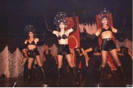 Número de abertura que intepreta performance da cantora Madonna da música 'Vogue' no Teatro Pyguá do Centro Cultural Martin Cererê de Goiânia