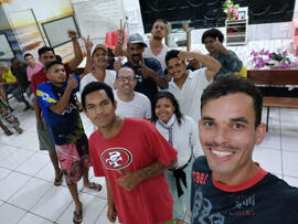 Selfie com Rômulo Vaz e participantes de aula que ministrava no projeto 'Metamorfose', casa de acolhimento para pessoas em situação de vulnerabilidade social, usuários de drogas e pessoas em situação de rua no bairro Campinas de Goiânia