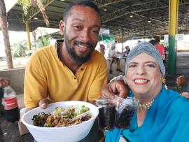 Selfie de Condessa Valéria Vaz e assistido de sua atividade social junto à pessoas em situação de rua no Cepal do Setor Sul em Goiânia
