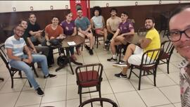 Selfie de reunião de líderes e membros da Queermada com Adriano Ferreto sobre as Queelimpiadas, Café do Teatro Goiânoa Ouro