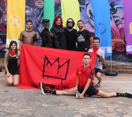 Pose do time 'Piu Piu de Ouro' na Queerlimpiadas do Circuito Cultural Goiânia de Todas as Cores de 2023 no Beco da Cordona