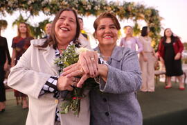Noivas Adriana e Andreia exibem alianças de casamento
