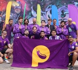 Pose do time 'Purple Pocs' na Queerlimpiadas do Circuito Cultural Goiânia de Todas as Cores de 2023 no Beco da Cordona