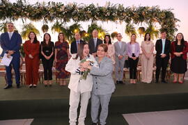 Noivas Adriana e Andreia diante das autoridades oficiais presentes no casamento comunitário