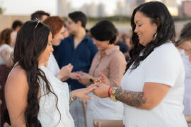 Noivas Giovana e Carol trocam alianças de casamento
