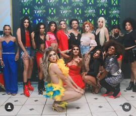 Elenco do Cabaré das Divas e convidadas no camarote da Trix, agosto de 2024
