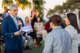 Juiz de paz, Dr. Gabriel Lisboa Silva e Dias Ferreira, diante das noivas Adriana e Andreia, celebra o casamento comunitário