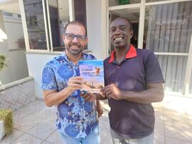 Retrato de Rômulo Vaz com Neilson Santana, ex-pessoa em situação de rua, que exibe seu livro 'Vivências, memórias e escritas'