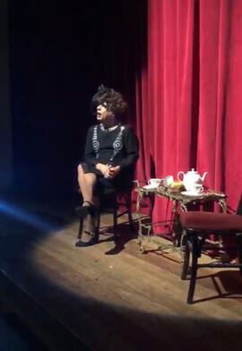 Condessa Valéria Vaz em cena na peça de comédia 'Chá para duas', adaptação de texto homônimo do livro 'Mistério de existir' de Vilma Guimarães Rosa, durante programação do 'Goiânia de Todas as Cores', no Teatro Goiânia Ouro
