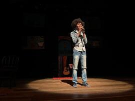 Laécio Henrique, produtor, no palco de evento da Semana da Diversidade de 2023, Teatro Goiânia Ouro