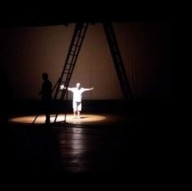 Rômulo Vaz em ensaio de apresentação no Teatro Escola Basileu França em Goiânia