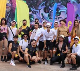 Pose do time 'Piu Piu de Ouro' na Queerlimpiadas do Circuito Cultural Goiânia de Todas as Cores de 2023 no Beco da Cordona