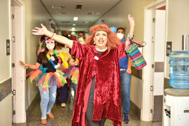 Condessa Valéria Vaz realiza intervenção artística durante o carnaval no Hospital Estadual de Urgências Governador Otávio Lage de Siqueira (HUGOL)