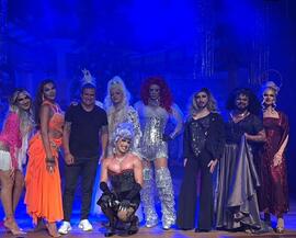 Reverência de elenco do Cabaré das Divas, edição especial 'Orgulho LGBT', no Teatro Goiânia Ouro