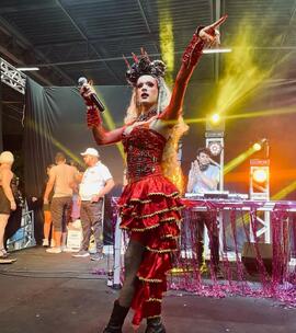 Angelina Hill no palco do Bloko das Divas de 2024 no Cepal Setor Sul