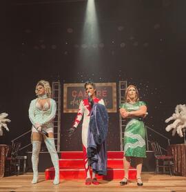 Performance de Morganna Voguel, Khalla e Victor Baliane no estáculo Cabaré das Divas no Teatro Goiânia Ouro