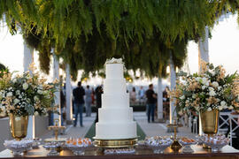 Decoração e bolo do casamento comunitário LGBTQIAPN+