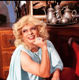 Retrato de Condessa Valéria Vaz no Antiquario Brechó Goiano em sessão de fotos para portfólio