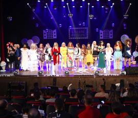 Reverência de elenco do espetáculo Cabaré das Divas, edição especial '100 edições'