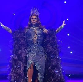 Performance de Ashley Cruz no show Cabaré das Cores no Teatro Goiânia Ouro