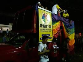 Banner da Associação da Parada do Orgulho GLBT de Goiás em carro de som do 2º Esquenta LGBT, 'Dia do orgulho, 48 anos do levante de Stonewall', no Cepal do Setor Sul