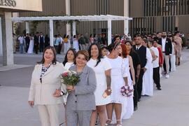 Noivas Giovana e Carol aguardam entrada para cerimônia do casamento comunitário