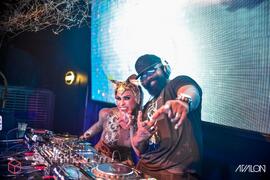 Pose de Barbará Bombom, vestida com fantasia de onça, e DJ no palco da Avalon Club