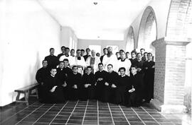 Retrato coletivo de Rômulo Vaz, seminaristas, padres e outras autoridades da diocese de Anápolis (GO) no Mosteiro da Santa Cruz