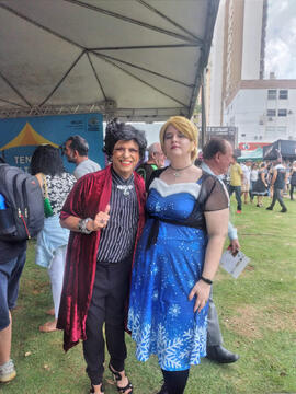 Retrato de Condessa Valéria Vaz e Carol do grupo 'Damas e Cavalheiros de Época' em atividade cultural na Feira de Antiguidades da Praça Tamandaré em Goiânia