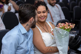 Bruna e Vinicius aguardam início da cerimônia do casamento comunitário