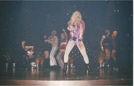 Número que intepreta performance da cantora Madonna da música 'Hung Up' no Teatro Pyguá do Centro Cultural Martin Cererê de Goiânia