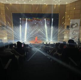 Perspectiva do palco e plateia do show Cabaré das Cores no Teatro Goiânia Ouro