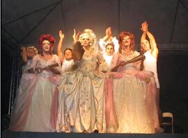 Número de abertura que intepreta perfomance da cantora Madonna da música 'Vogue' no MTV Video Music Awards com leques e figurinos de época