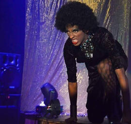 Performance de Naomy Atop no espetáculo Cabaré das Divas no espaço teatral do Grupo Sonhus