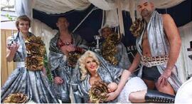 Pose de elenco da performance 'Maria e os Três Reis Magos em Christmas Pink' do Jú Onze e 24