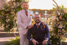 Retrato dos noivos Luciano e Júlio César no casamento comunitário