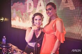 Pose de Barbará Bombom e DJ no palco da Avalon Club