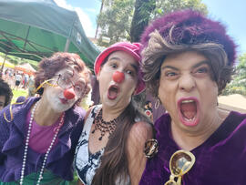 Selfie de Condessa Valéria Vaz e palhaças Ramona e Maçaroca em evento do grupo 'Damas e Cavalheiros de Época' na Feira de Antiguidades da Praça Tamandaré em Goiânia