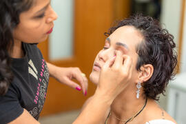 Noiva Bruna sendo maquiada para o casamento comunitário