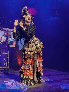 Performance de Ravenna Veracity no espetáculo Cabaré das Divas, edição 'Orgulho LGBT+', Teatro Goiânia Ouro