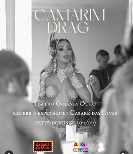 Peça de divulgação do Cabaré das Divas, edição 'Camarim Drag', que apresenta Nicoly García se maquiando em espelho do camarim do Teatro Pyguá do Centro Cultural Martin Cererê de Goiânia