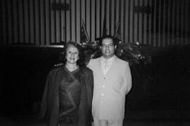 Retrato de Rômulo Vaz e sua Tia Hosana em cerimônia na Assembleia Legislativa do Estado de Goiás em que recebeu homenagem pelos trabalhos de coordenação de voluntários no Hospital Estadual de Urgências de Goiás Dr. Valdemiro Cruz (Hugo)