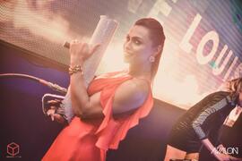 Pose de Barbará Bombom com "bazuca" de fumaça no palco da festa 'A Woman’s Got the Power' na Avalon Club