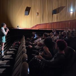 Ravenna Veracity ministra palestra sobre maquiagem drag no Teatro Goiânia Ouro