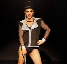 Performance de Aysla Thoia no espetáculo Cabaré das Divas no espaço teatral do Grupo Sonhus