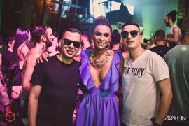 Retrato de Barbará Bombom com convidados na Avalon Club